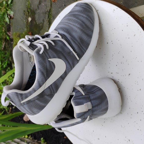 Nike tennis shoes - Picture 4 of 4